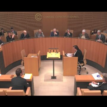 Lors de la séance du 5 décembre 2025, le Conseil constitutionnel examine la question prioritaire de constitutionnalité (QPC) transmise par la Cour de cassation dans le cadre de l’affaire Pancrel, qui a abouti à l'encadrement de l'exécution provisoire des peines d’inéligibilité. Photo: Capture écran Conseil constitutionnel Lors de la séance du 5 décembre 2025, le Conseil constitutionnel examine la question prioritaire de constitutionnalité (QPC) transmise par la Cour de cassation dans le cadre de l’affaire Pancrel, qui a abouti à l'encadrement de l'exécution provisoire des peines d’inéligibilité. Photo: Capture écran Conseil constitutionnel