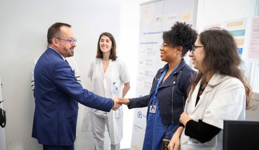 Yannick Neuder, ministre chargé de la Santé et de l'accès aux soins, à l'hôpital Foch pour inaugurer l'Institut de la santé de la femme et de la fertilité. Suresnes, le 10 avril. Photo : Seba / Sipa