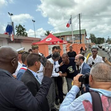 Le ministre de l’Intérieur Bruno Retailleau échange avec un riverain le 30 août lors de l'inauguration de la première brigade de quartier guadeloupéenne, à Sainte-Rose. Photo : Ville de Sainte-Rose 971 Le ministre de l’Intérieur Bruno Retailleau échange avec un riverain le 30 août lors de l'inauguration de la première brigade de quartier guadeloupéenne, à Sainte-Rose. Photo : Ville de Sainte-Rose 971