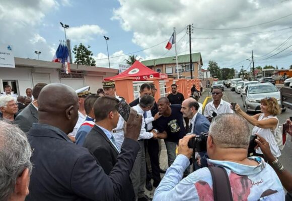 Le ministre de l’Intérieur Bruno Retailleau échange avec un riverain le 30 août lors de l'inauguration de la première brigade de quartier guadeloupéenne, à Sainte-Rose. Photo : Ville de Sainte-Rose 971