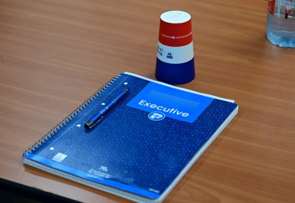 Photo d’illustration de l’agenda d’un cadre à la table d’une réunion de travail. Romain Doucelin / Sipa Photo d’illustration de l’agenda d’un cadre à la table d’une réunion de travail. Romain Doucelin / Sipa