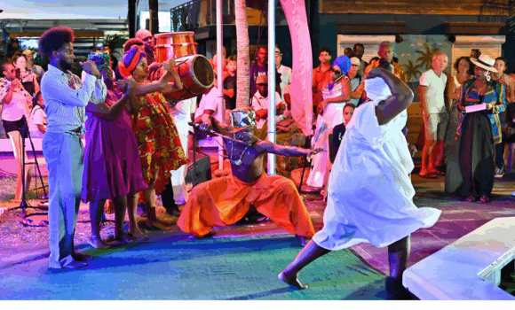 Le corps en mouvement des danseurs et l'énergie du gwoka des tanbouyé à Gloriyé gwoka. Photo : Département Guadeloupe Le corps en mouvement des danseurs et l'énergie du gwoka des tanbouyé à Gloriyé gwoka. Photo : Département Guadeloupe