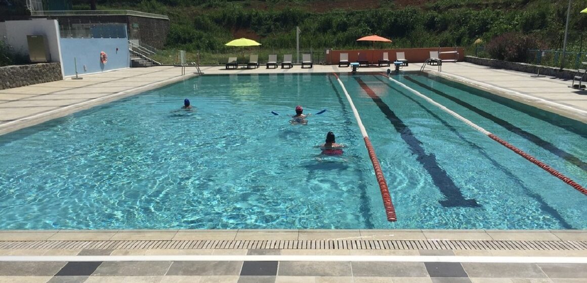 Des baigneurs profitent du bassin du centre thermo-ludique de Ravine Chaude à Lamentin. Photo : Ravine chaude