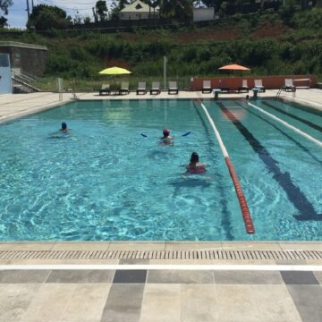 Des baigneurs profitent du bassin du centre thermo-ludique de Ravine Chaude à Lamentin. Photo : Ravine chaude