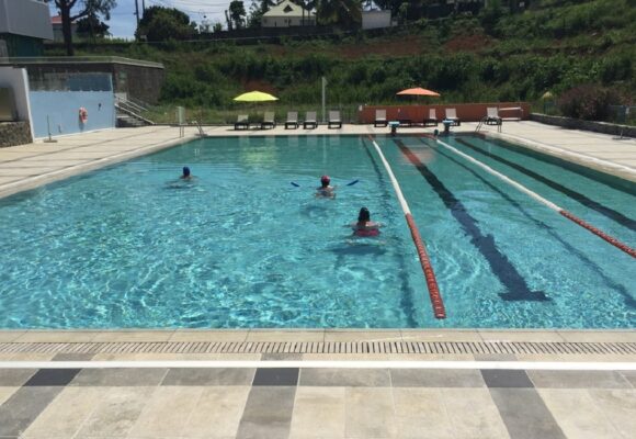 Des baigneurs profitent du bassin du centre thermo-ludique de Ravine Chaude à Lamentin. Photo : Ravine chaude