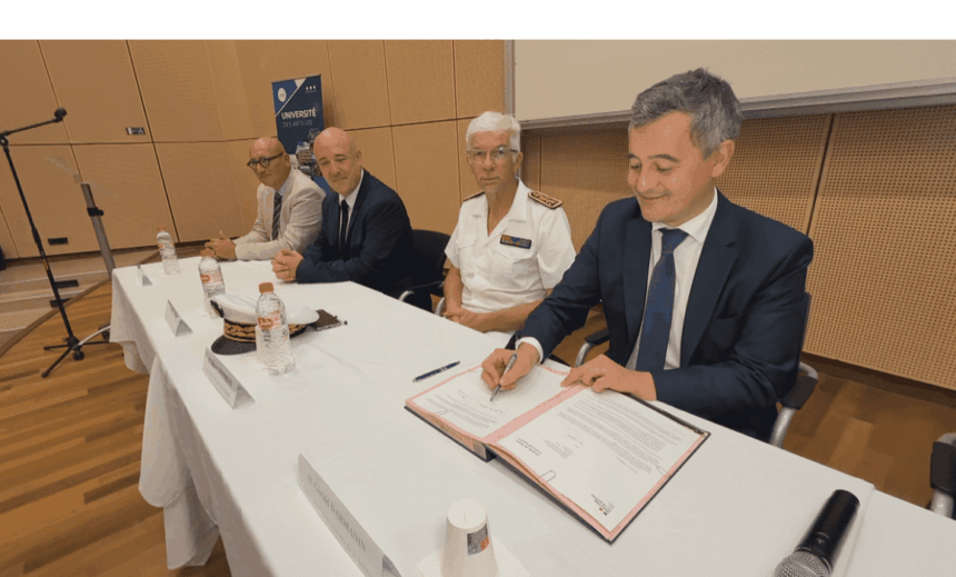 Le ministre de la Justice Gérald Darmanin signe la lettre d'engagement pour la création d'une prépa-Talents à l'École nationale de la magistrature (ENM) à l'université des Antilles, le 8 décembre à Saint-Claude. Une première en Outre-mer pour corriger la sous-représentation des magistrats ultramarins. Photo : DR