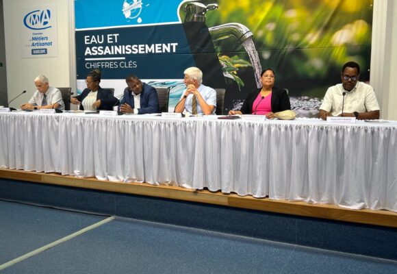 La délégation qui a présenté les « chiffres de l'eau » de l’année 2023. De droite à gauche : Patrick Saint-Martin (ARS), Sylvie Gustave dit Duflot (Région/OFB), Thierry Devimeux (préfet), Guy Losbar (Département), Isabelle Amirail-Jomie (Office de l'eau) et Dominique Laban (Smgeag). C'est le préfet qui a livré le diagnostic le plus sévère. Photo : Le Courrier de Guadeloupe La délégation qui a présenté les « chiffres de l'eau » de l’année 2023. De droite à gauche : Patrick Saint-Martin (ARS), Sylvie Gustave dit Duflot (Région/OFB), Thierry Devimeux (préfet), Guy Losbar (Département), Isabelle Amirail-Jomie (Office de l'eau) et Dominique Laban (Smgeag). C'est le préfet qui a livré le diagnostic le plus sévère. Photo : Le Courrier de Guadeloupe