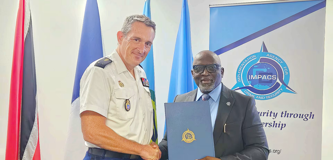 Signature du protocole d'accord entre la Caricom Impacs et la gendarmerie de Guadeloupe. A droite le lieutenant-colonel Michael Jones (directeur exécutif de l'agence caribéenne) et à gauche le général de brigade Christophe Perret (commandant de la gendarmerie en Guadeloupe). Photo : Gendarmerie de Guadeloupe Signature du protocole d'accord entre la Caricom Impacs et la gendarmerie de Guadeloupe. A droite le lieutenant-colonel Michael Jones (directeur exécutif de l'agence caribéenne) et à gauche le général de brigade Christophe Perret (commandant de la gendarmerie en Guadeloupe). Photo : Gendarmerie de Guadeloupe