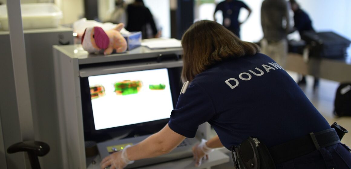 Le service des Douanes installe un contrôle aux arrivées de l'aéroport d’Orly pour tenter d'intercepter des mules, ces hommes et ces femmes qui ingèrent des ovules de cocaïnes provenant de Guyane à destination de l'Europe. Photo : Jérôme Mars / JDD / Sipa Le service des Douanes installe un contrôle aux arrivées de l'aéroport d’Orly pour tenter d'intercepter des mules, ces hommes et ces femmes qui ingèrent des ovules de cocaïnes provenant de Guyane à destination de l'Europe. Photo : Jérôme Mars / JDD / Sipa