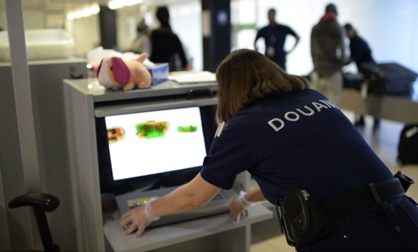 Le service des Douanes installe un contrôle aux arrivées de l'aéroport d’Orly pour tenter d'intercepter des mules, ces hommes et ces femmes qui ingèrent des ovules de cocaïnes provenant de Guyane à destination de l'Europe. Photo : Jérôme Mars / JDD / Sipa