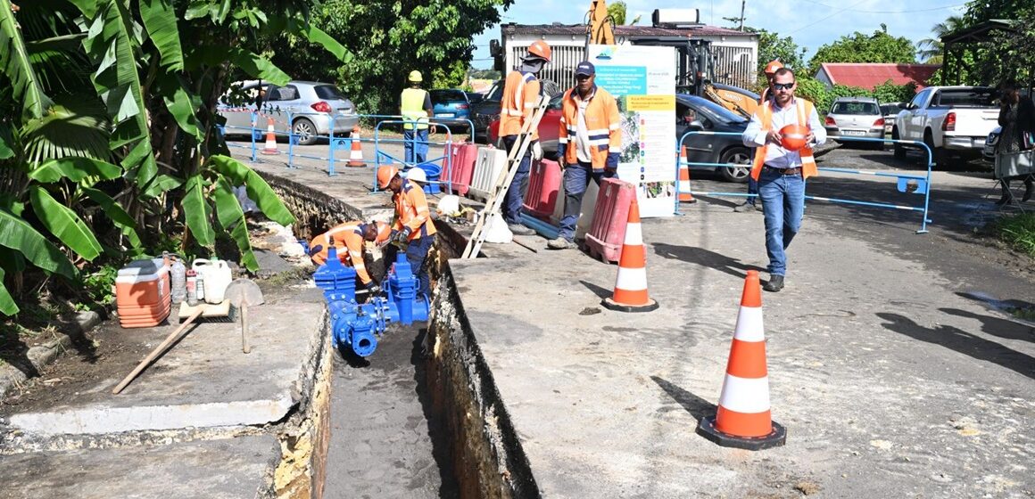 Travaux de remplacement des canalisations d'eau potable dans le quartier Petit-Pérou aux Abymes, le 2O janvier avec un chantier de 1,8 million qui doit mettre fin aux coupures d'eau récurrentes dans le secteur. Photo : Conseil Départemental de La Guadeloupe Travaux de remplacement des canalisations d'eau potable dans le quartier Petit-Pérou aux Abymes, le 2O janvier avec un chantier de 1,8 million qui doit mettre fin aux coupures d'eau récurrentes dans le secteur. Photo : Conseil Départemental de La Guadeloupe