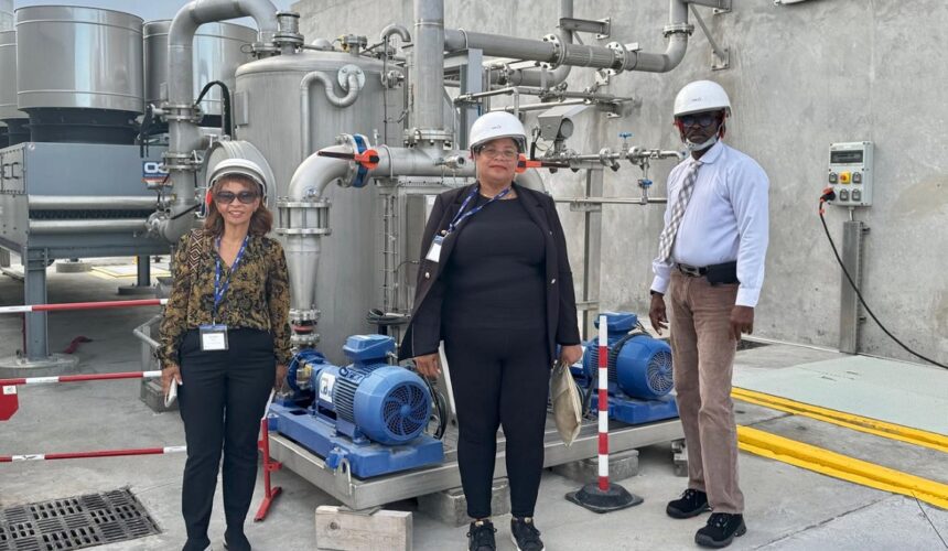 Les élus régionaux Ary Chalus, Sylvie Gustave dit Duflo et Sylvie Vanoukia lors de l'inauguration du compensateur synchrone de Jarry, le 10 décembre. Leur présence devait « insister sur la portée politique » du projet. Deux ans avant l'échéance de la Programmation pluriannuelle de l’énergie, le fossé se creuse entre les annonces et la réalité du mix énergétique. Photo : Région Guadeloupe