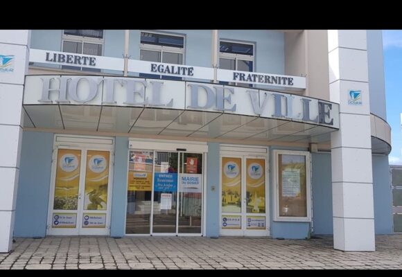 Portes closes à la mairie du Gosier le 13 janvier 2026. La fermeture des services d'état civil et des élections pour un deuil municipal a mis en lumière un défaut d'organisation. Photo d’illustration : Ici Le Gosier