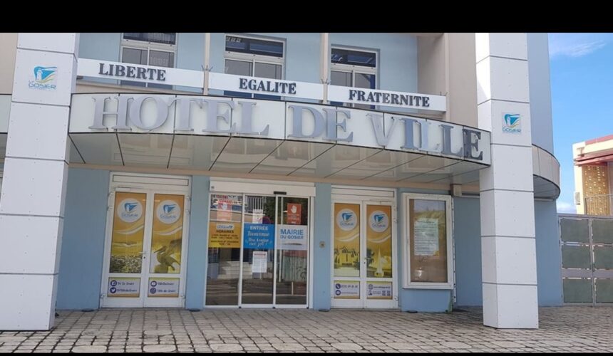 Portes closes à la mairie du Gosier le 13 janvier 2026. La fermeture des services d'état civil et des élections pour un deuil municipal a mis en lumière un défaut d'organisation. Photo d’illustration : Ici Le Gosier