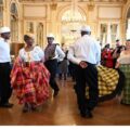 Dans les salons du ministère de la Culture, des danseurs en tenue traditionnelle créole exécutent une figure du quadrille guadeloupéen, lors de la cérémonie de son inscription au Patrimoine Culturel Immatériel, le 17 décembre 2025. Photo : DR