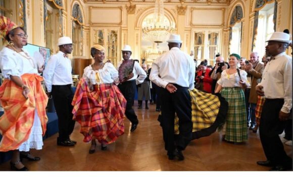 Dans les salons du ministère de la Culture, des danseurs en tenue traditionnelle créole exécutent une figure du quadrille guadeloupéen, lors de la cérémonie de son inscription au Patrimoine Culturel Immatériel, le 17 décembre 2025. Photo : DR