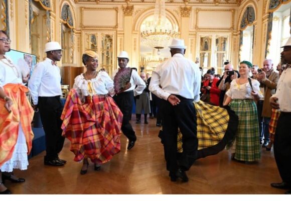 Dans les salons du ministère de la Culture, des danseurs en tenue traditionnelle créole exécutent une figure du quadrille guadeloupéen, lors de la cérémonie de son inscription au Patrimoine Culturel Immatériel, le 17 décembre 2025. Photo : DR