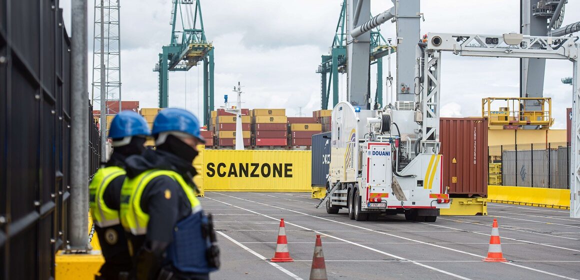 Un scanner utilisé pour inspecter les conteneurs est présenté lors d'un point presse de l'administration des douanes concernant les saisies de drogue du premier semestre 2025 au port d'Anvers en Belgique, lundi 07 juillet 2025 à Doel. Photo : Shutterstock / Sipa Un scanner utilisé pour inspecter les conteneurs est présenté lors d'un point presse de l'administration des douanes concernant les saisies de drogue du premier semestre 2025 au port d'Anvers en Belgique, lundi 07 juillet 2025 à Doel. Photo : Shutterstock / Sipa