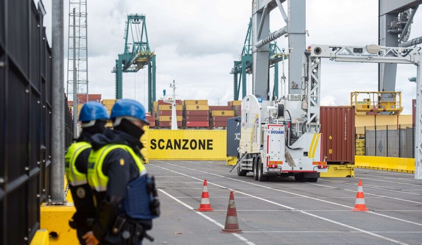 Un scanner utilisé pour inspecter les conteneurs est présenté lors d'un point presse de l'administration des douanes concernant les saisies de drogue du premier semestre 2025 au port d'Anvers en Belgique, lundi 07 juillet 2025 à Doel. Photo : Shutterstock / Sipa
