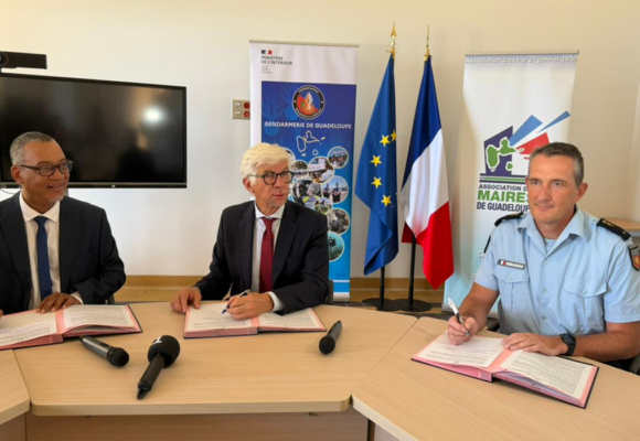 Signature de la convention entre la gendarmerie nationale et l’Association des Maires de Guadeloupe présidée par Jocelyn Sapotille, ce mardi 13 janvier à Basse-Terre, sous l’égide du préfet Thierry Devimeux. Photo : Préfecture de Guadeloupe