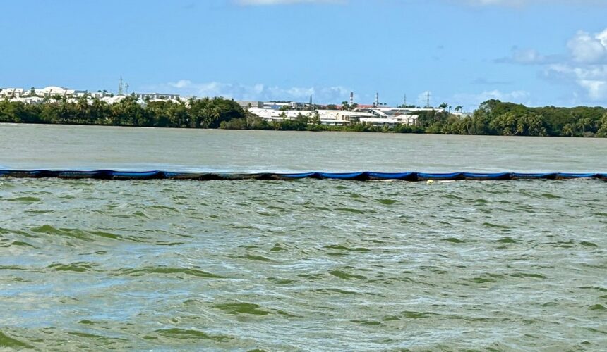 Au large d’Arnouville, entre Petit-Bourg et Baie-Mahault, le barrage déviant est de retour ce 27 janvier 2026. Photo: Préfecture de Guadeloupe