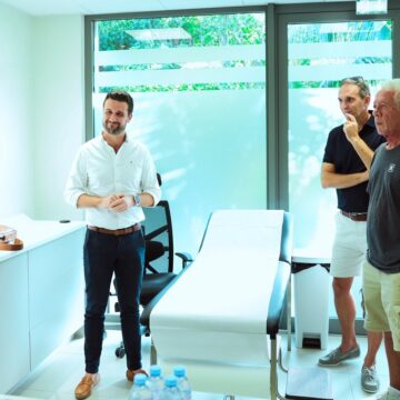 barthelemy Xavier Lédée, président du Conseil territorial de Saint-Barthélemy (à gauche), et Yohan Adam, vice-président de l'Association des hôtels et villas, à la Maison de la Santé mardi 25 février pour la signature du renouvellement de la convention de partenariat pour l'hébergement des médecins. Photo : Collectivité de Saint-Barthélemy Officiel
