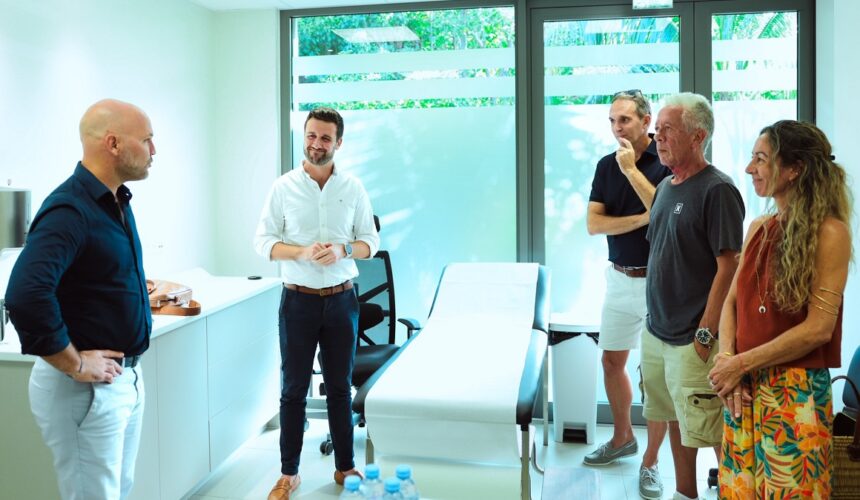 Xavier Lédée, président du Conseil territorial de Saint-Barthélemy (à gauche), et Yohan Adam, vice-président de l'Association des hôtels et villas, à la Maison de la Santé mardi 25 février pour la signature du renouvellement de la convention de partenariat pour l'hébergement des médecins. Photo : Collectivité de Saint-Barthélemy Officiel