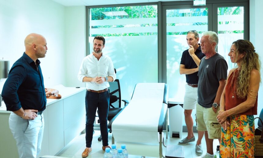 barthelemy Xavier Lédée, président du Conseil territorial de Saint-Barthélemy (à gauche), et Yohan Adam, vice-président de l'Association des hôtels et villas, à la Maison de la Santé mardi 25 février pour la signature du renouvellement de la convention de partenariat pour l'hébergement des médecins. Photo : Collectivité de Saint-Barthélemy Officiel