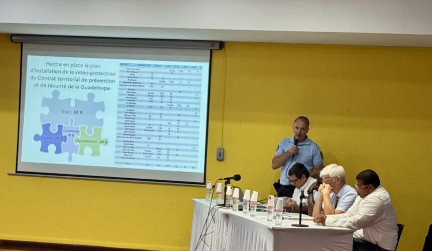 Réunion vendredi 13 février 2026, à l’Espace régional du Raizet entre l’État (préfecture, forces de l’ordre) et les élus du territoire pour faire reculer la violence. Photo : Région Guadeloupe