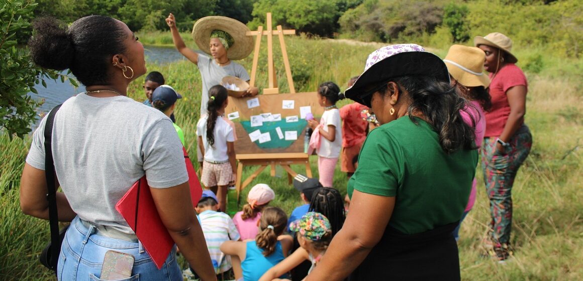 Matinée de sensibilisation pour les enfants de Saint-François au marais de la Pointe Gros-Bœuf, mardi 10 février. Au programme : découverte des zones humides et de leur importance. Photo : Office de l'Eau Guadeloupe Matinée de sensibilisation pour les enfants de Saint-François au marais de la Pointe Gros-Bœuf, mardi 10 février. Au programme : découverte des zones humides et de leur importance. Photo : Office de l'Eau Guadeloupe