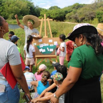 Matinée de sensibilisation pour les enfants de Saint-François au marais de la Pointe Gros-Bœuf, mardi 10 février. Au programme : découverte des zones humides et de leur importance. Photo : Office de l'Eau Guadeloupe Matinée de sensibilisation pour les enfants de Saint-François au marais de la Pointe Gros-Bœuf, mardi 10 février. Au programme : découverte des zones humides et de leur importance. Photo : Office de l'Eau Guadeloupe