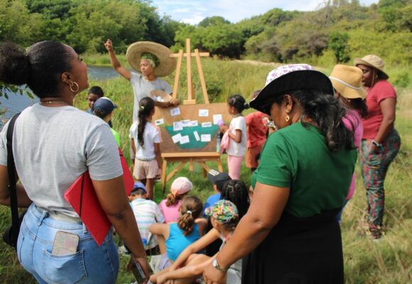 Matinée de sensibilisation pour les enfants de Saint-François au marais de la Pointe Gros-Bœuf, mardi 10 février. Au programme : découverte des zones humides et de leur importance. Photo : Office de l'Eau Guadeloupe Matinée de sensibilisation pour les enfants de Saint-François au marais de la Pointe Gros-Bœuf, mardi 10 février. Au programme : découverte des zones humides et de leur importance. Photo : Office de l'Eau Guadeloupe