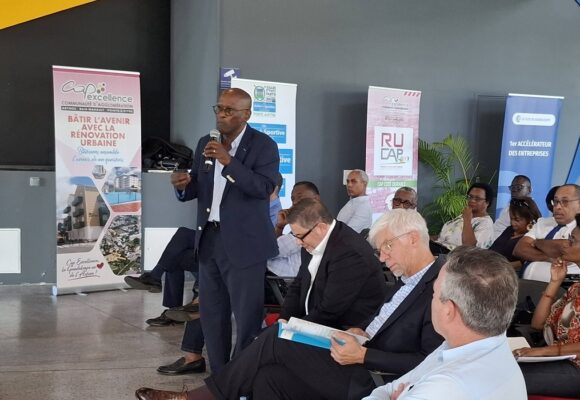 Le maire de Pointe-à-Pitre, Harry Durimel (micro), et le préfet de la région, Thierry Devimeux, lors du séminaire consacré au Renouvellement urbain de Cap excellence les 30 et 31 janvier 2026 au Mémorial acte. Photo : Ville de Pointe-à-Pitre Le maire de Pointe-à-Pitre, Harry Durimel (micro), et le préfet de la région, Thierry Devimeux, lors du séminaire consacré au Renouvellement urbain de Cap excellence les 30 et 31 janvier 2026 au Mémorial acte. Photo : Ville de Pointe-à-Pitre