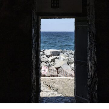 SENEGAL-UN-DIPLOMACY-SLAVERY La « porte du non retour » photographiée à la Maison des Esclaves sur l'île de Gorée à Dakar, le 26 mars 2026. L'île de Gorée au Sénégal, symbole de la traite négrière, d'où les esclaves africains étaient acheminés vers les Amériques pendant plusieurs siècles. L'Assemblée générale de l'ONU a désigné le 25 mars 2026 la traite transatlantique des esclaves africains comme "le crime le plus grave contre l'humanité", une décision saluée par les défenseurs de cette cause comme un pas vers la réconciliation et d'éventuelles réparations. Photo : Patrick Meinhardt / AFP.