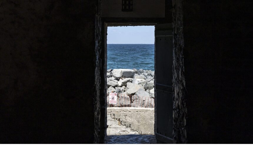 SENEGAL-UN-DIPLOMACY-SLAVERY La « porte du non retour » photographiée à la Maison des Esclaves sur l'île de Gorée à Dakar, le 26 mars 2026. L'île de Gorée au Sénégal, symbole de la traite négrière, d'où les esclaves africains étaient acheminés vers les Amériques pendant plusieurs siècles. L'Assemblée générale de l'ONU a désigné le 25 mars 2026 la traite transatlantique des esclaves africains comme "le crime le plus grave contre l'humanité", une décision saluée par les défenseurs de cette cause comme un pas vers la réconciliation et d'éventuelles réparations. Photo : Patrick Meinhardt / AFP.