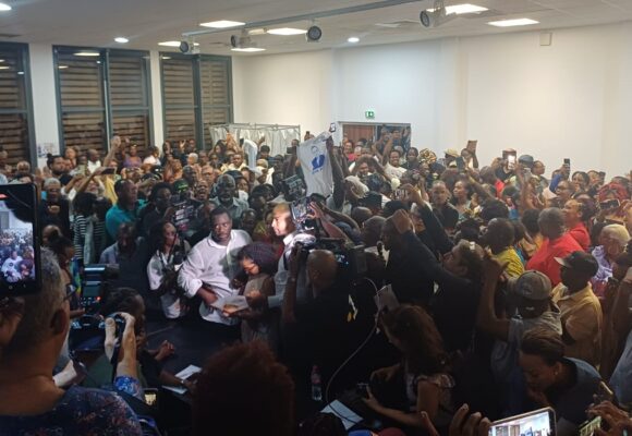 À 21h20, les cris de joie éclatent au bureau centralisateur de Baie-Mahault où sont proclamés les résultats qui annoncent Michel Mado vainqueur de l’élection municipales. Photo : Le Courrier de Guadeloupe