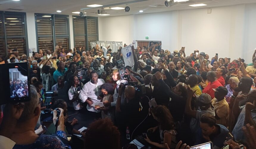 À 21h20, les cris de joie éclatent au bureau centralisateur de Baie-Mahault où sont proclamés les résultats qui annoncent Michel Mado vainqueur de l’élection municipales. Photo : Le Courrier de Guadeloupe