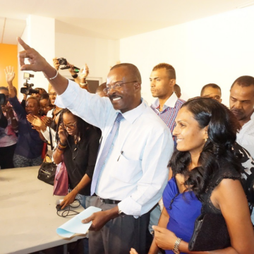 Ary Chalus avec sa compagne Francette Gourdine-Bachou, à l’issue de l’élection régionale qu’il remporte en 2015. Photo : Le Courrier de Guadeloupe Ary Chalus avec sa compagne Francette Gourdine-Bachou, à l’issue de l’élection régionale qu’il remporte en 2015. Photo : Le Courrier de Guadeloupe