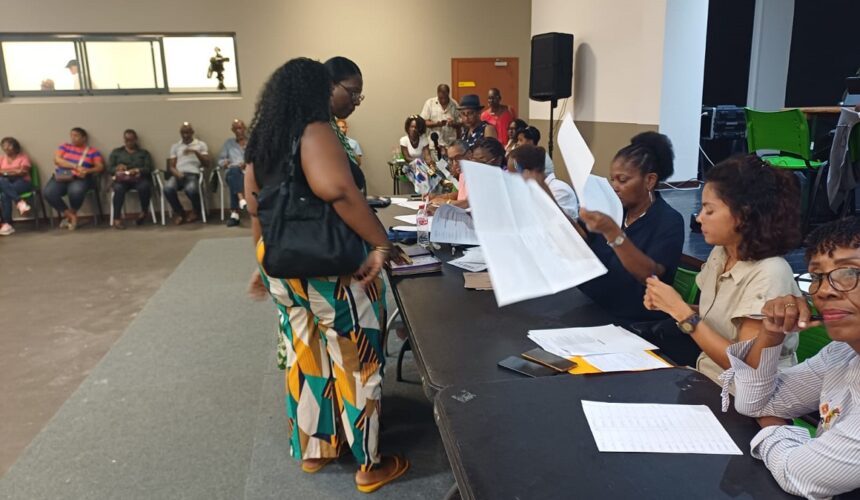 Bureau centralisateur de Baie-Mahault au soir du second tour des élections municipales 2026. Photo : Le Courrier de Guadeloupe