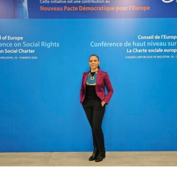 Sabrina Cajoly à la conférence ministérielle de Chisinau, Moldavie, « pour exiger le respect des droits humains dans les territoires dits d’Outre-mer » le 18 mars 2026. Photo : FB Sabrina Cajoly Sabrina Cajoly à la conférence ministérielle de Chisinau, Moldavie, « pour exiger le respect des droits humains dans les territoires dits d’Outre-mer » le 18 mars 2026. Photo : FB Sabrina Cajoly