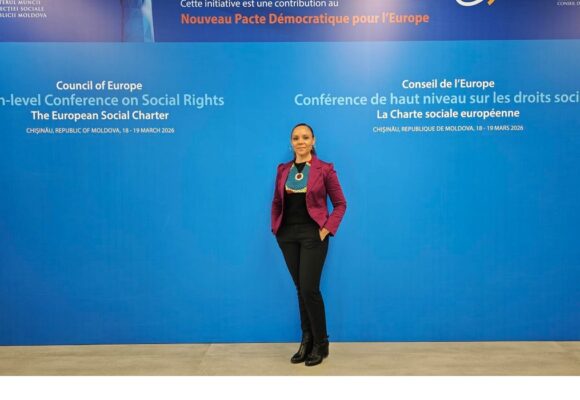 Sabrina Cajoly à la conférence ministérielle de Chisinau, Moldavie, « pour exiger le respect des droits humains dans les territoires dits d’Outre-mer » le 18 mars 2026. Photo : FB Sabrina Cajoly Sabrina Cajoly à la conférence ministérielle de Chisinau, Moldavie, « pour exiger le respect des droits humains dans les territoires dits d’Outre-mer » le 18 mars 2026. Photo : FB Sabrina Cajoly