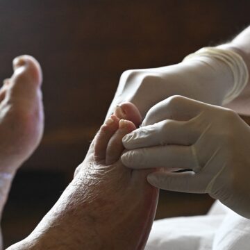 FRANCE - PARIS - SENIOR- ILLUSTRATION Une aide-soignante soigne le pied d’une personne âgée lors d’une visite à domicile, reflet du besoin croissant de soutien médical à domicile pour les personnes agées. Paris. 17 octobre 2025. Photo : Eric Beracassat / Hans Lucas via AFP