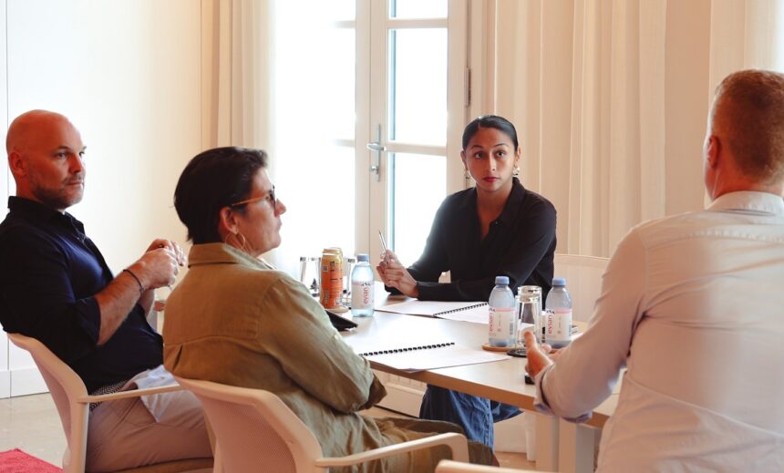 Lundi 16 mars 2026, les membres du conseil économique, social, culturel et environnemental de Saint-Barthélemy présentent leur rapport sur la culture. A gauche, Xavier Lédée président du conseil territorial de Saint-Barthélemy, à droite Alexandra Questel présidente du comité territorial du tourisme de Saint -Barthélemy. Photo : Collectivité Saint-Barthélemy