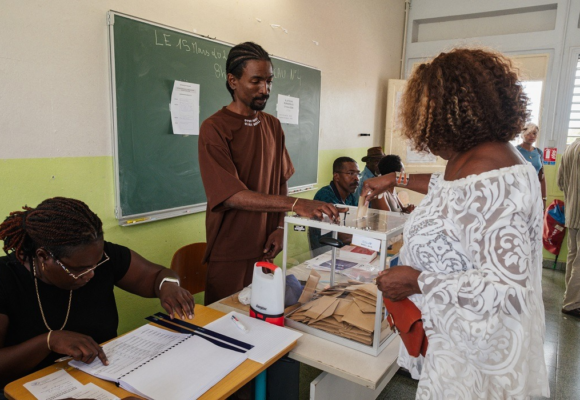 À l’intérieur d’un bureau de vote lors des élections municipales au Gosier le 15 mars 2026. Photo : Astrid Lagougine / Hans Lucas via AFP À l’intérieur d’un bureau de vote lors des élections municipales au Gosier le 15 mars 2026. Photo : Astrid Lagougine / Hans Lucas via AFP