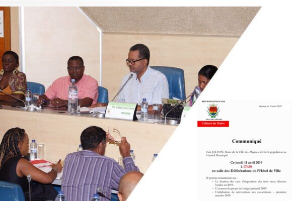 Éric Jalton en conseil municipal en 2019 à la mairie de Abymes. Photomontage avec le communiqué d’invitation à assister à l’assemblée.