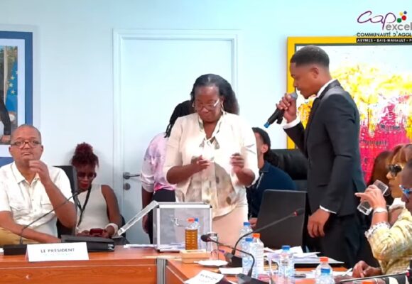 Jeudi 16 avril, les élus communautaires de Cap excellence se sont réunis en séance d'installation. Éric Jalton, maire des Abymes, a été reconduit à la tête de l'intercommunalité. Photo : capture écran vidéo Cap excellence.