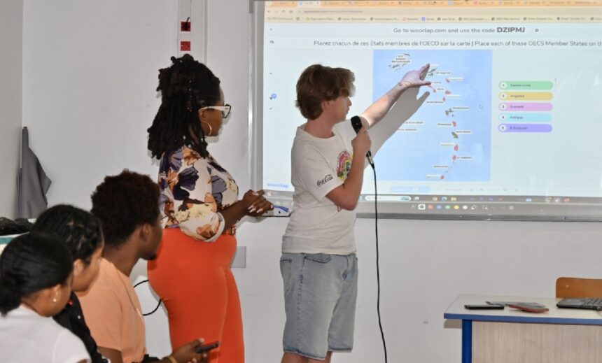 Des élèves du Lycée de Baimbridge aux Abymes lors d’une intervention de l'l’Organisation des États de la Caraïbe orientale dans les classes pour sa mission de sensibilisation à l’unité caribéenne. Photo : OECO