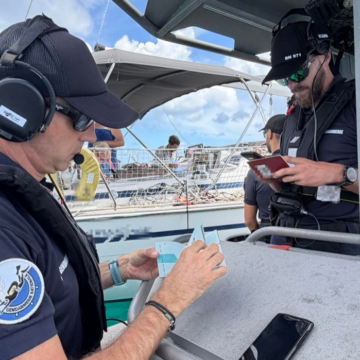 Une opération inter-administrations de contrôles approfondis de lutter contre la criminalité organisée pour détecter toute infraction grave liée aux stupéfiants, aux armes, à la contrebande et à l’immigration irrégulière sont menées à Marie-Galante et dans le canal de la Dominique mercredi 25 mars 2026, en présence du préfet de Guadeloupe. Photo : préfecture de Guadeloupe.