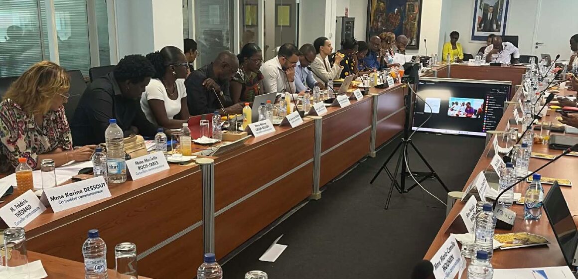 Dans la salle du conseil communautaire de Cap excellence, à Pointe-à-Pitre, le 29 avril 2026. Les trente-huit élus sont réunis autour de la table pour voter les budgets 2026. Photo : Le Courrier de Guadeloupe