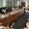 Dans la salle du conseil communautaire de Cap excellence, à Pointe-à-Pitre, le 29 avril 2026. Les trente-huit élus sont réunis autour de la table pour voter les budgets 2026. Photo : Le Courrier de Guadeloupe